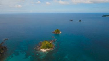 Hava güzel bir plaj tropikal bir adada görüntüleyin. Filipinler, El Nido.