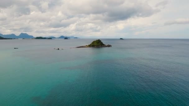 Letecký pohled krásné pláže na tropickém ostrově. Filipíny, El Nido. — Stock video