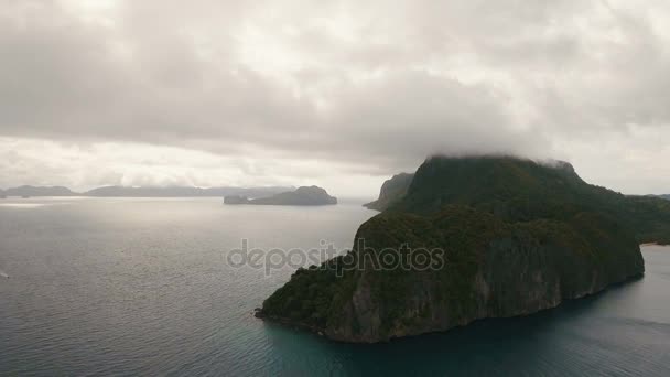 La bella baia con montagne rocce vista aerea. Isole tropicali . — Video Stock