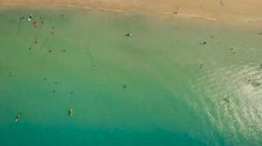 Tropikal adada hava manzaralı güzel bir plaj. Filipinler Boracay Adası.