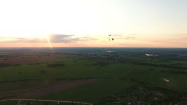 Sıcak hava balonları bir alanın üzerinde gökyüzünde. Havadan görünümü
