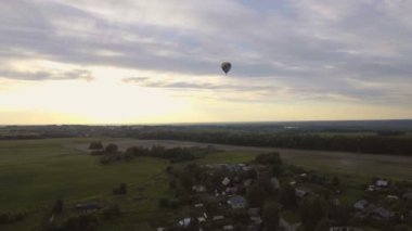Sıcak hava balonu gökyüzüne bir alanın üzerinde. Havadan görünümü