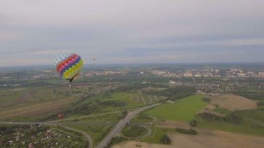 Sıcak hava balonları bir alanın üzerinde gökyüzünde. Havadan görünümü