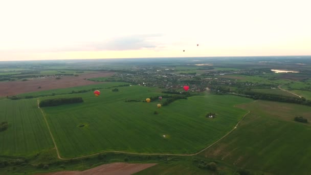 Sıcak hava balonları bir alanın üzerinde gökyüzünde. Havadan görünümü — Stok video