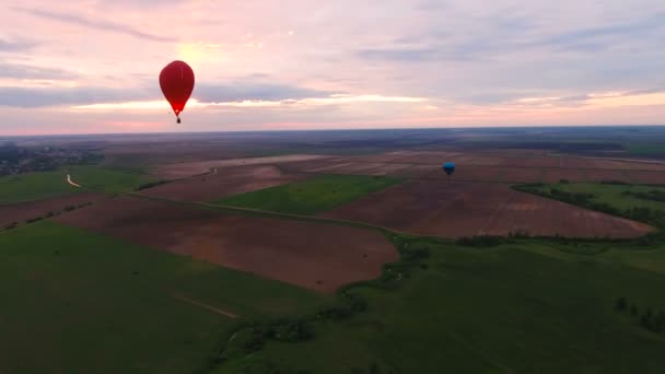 Повітряна куля в небі над полем. Вид з повітря — стокове відео