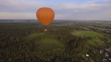 Sıcak hava balonu gökyüzüne bir alanın üzerinde. Havadan görünümü