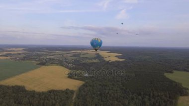 Sıcak hava balonu gökyüzüne bir buğday alanın üzerinde. Havadan görünümü