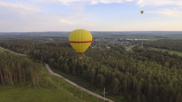 Hot air balloon in the sky over a field.Aerial view — Stock Video