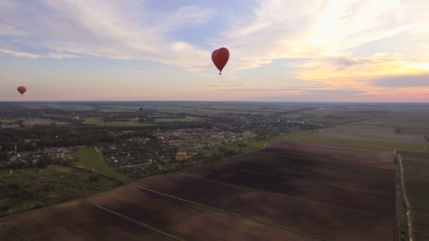 Globo de aire caliente en el cielo sobre un campo.Vista aérea — Vídeos de Stock