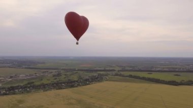 Sıcak hava balonu gökyüzüne bir buğday alanın üzerinde. Havadan görünümü