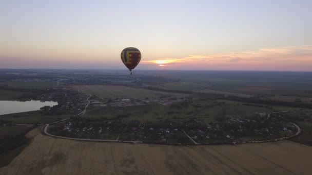 Palloncino ad aria calda nel cielo su un campo. Vista aerea — Video Stock