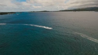 Biniciler jet ski üzerinde. Boracay Adası Filipinler.