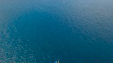 Mavi denizde yelkenli. Filipinler Boracay Adası.
