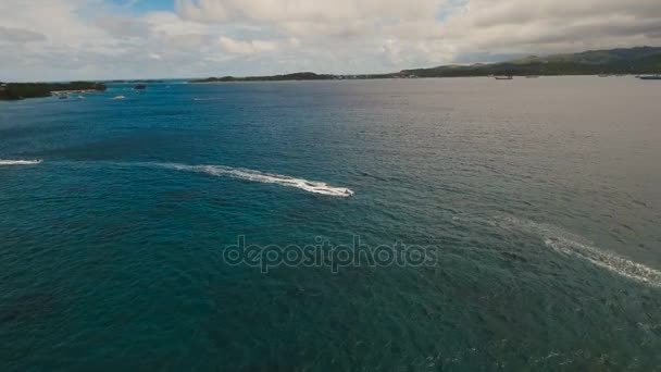 Biniciler jet ski üzerinde. Boracay Adası Filipinler. — Stok video