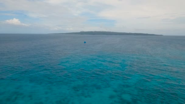 Barca a vela in mare blu. Isola di Boracay Filippine. — Video Stock