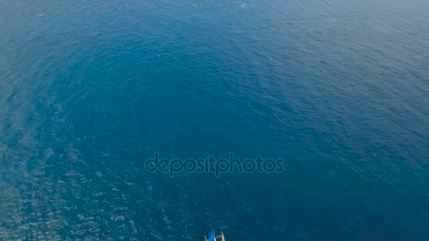 Плавучий човен у синьому морі. Острів Боракай Філіппіни. — стокове відео
