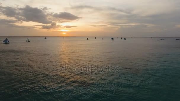 Krásný západ slunce nad mořem, letecký pohled. Boracay island Filipíny. — Stock video