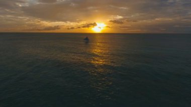 Deniz, hava görünümünü üzerinde güzel gün batımı. Boracay Adası Filipinler.