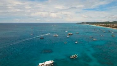 Tropikal adada hava manzaralı güzel bir plaj. Filipinler Boracay Adası.
