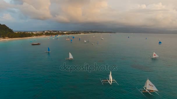 Prachtige zonsondergang boven zee, luchtfoto. Boracay island, Filippijnen. — Stockvideo