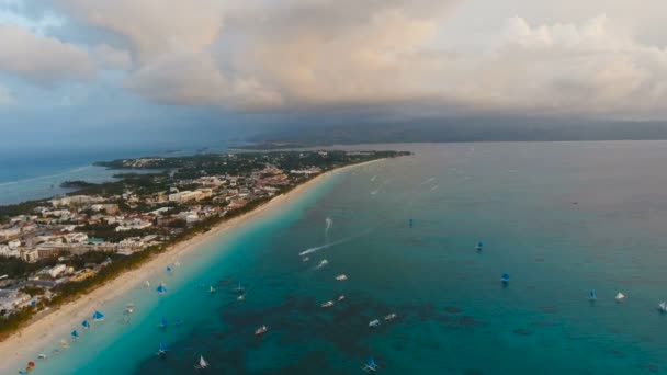 Belo pôr-do-sol sobre o mar, vista aérea. Ilha de Boracay Filipinas . — Vídeo de Stock