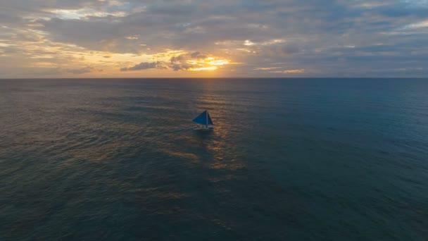 Belo pôr-do-sol sobre o mar, vista aérea. Ilha de Boracay Filipinas . — Vídeo de Stock