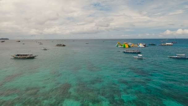 Atracción marina en el complejo playero.Isla de Boracay Filipinas. — Vídeo de stock