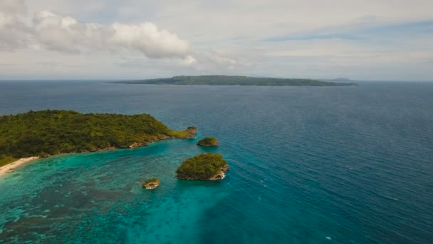 Uitzicht vanuit de lucht prachtig strand op tropisch eiland. Boracay eiland Filippijnen. — Stockvideo