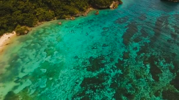 Anteny Zobacz piękne tropikalne wyspy i piaszczysta plaża. Boracay island, Filipiny. — Wideo stockowe