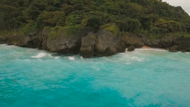 Wybrzeżu morza w sztormowej pogody. Lotu ptaka widok: Boracay island, Filipiny. — Wideo stockowe