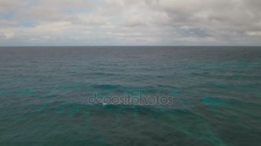 Fırtınalı havalarda su yüzey havadan görünümü. Boracay Adası Filipinler.