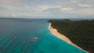 Tropikal adada hava manzaralı güzel bir plaj. Filipinler Boracay Adası.
