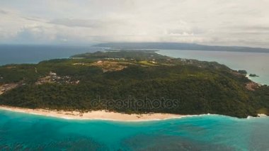 Tropikal adada hava manzaralı güzel bir plaj. Filipinler Boracay Adası.