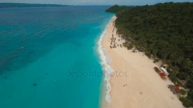 Tropikal adada hava manzaralı güzel bir plaj. Filipinler Boracay Adası.