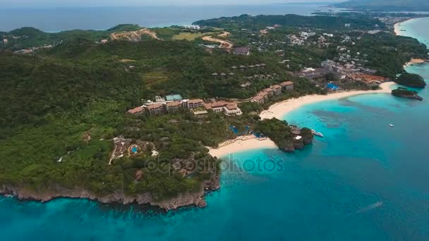 Légi kilátás gyönyörű strand a trópusi szigeten. Boracay-sziget Fülöp-szigetek. — Stock videók