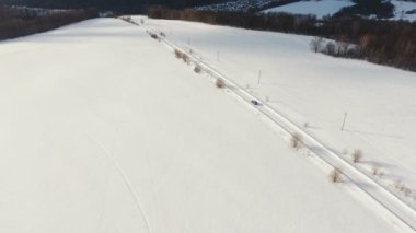 Kış yolda araba. Kış manzarası.