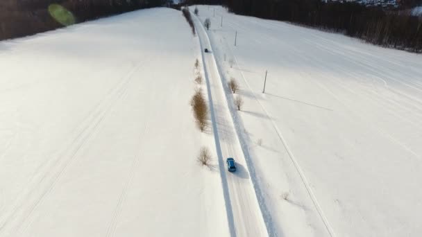 Auto op weg van de winter. Winterlandschap. — Stockvideo