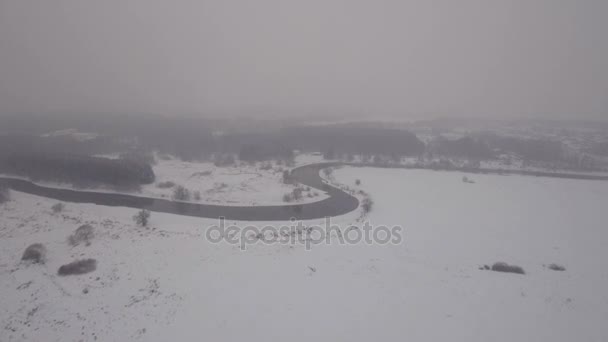 Paisaje de invierno con bosque, campo, río.Paisaje de invierno — Vídeo de stock