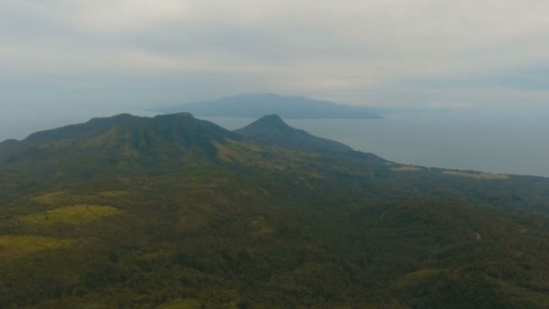 Вид с воздуха на красивое побережье тропического острова. Камигинский остров Филиппины . — стоковое видео