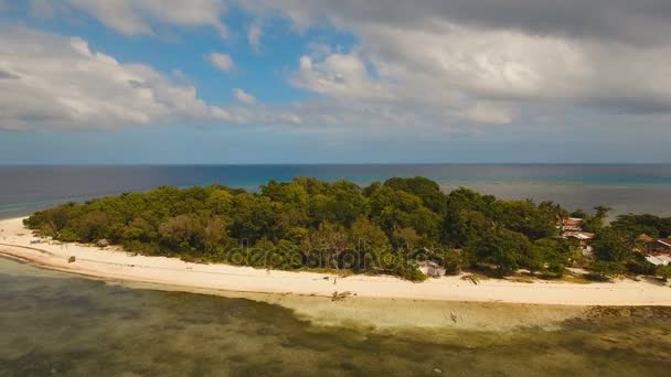 Vue aérienne belle plage sur île tropicale. Mantigue île Philippines . — Video