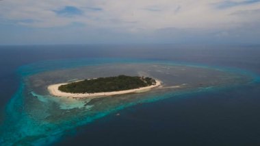 Havadan görünümü güzel plaj tropikal adada. Mantigue Adası Filipinler.