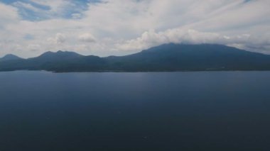 Hava tropikal adada güzel sahil şeridi görüntüleyin. Camiguin Adası Filipinler.