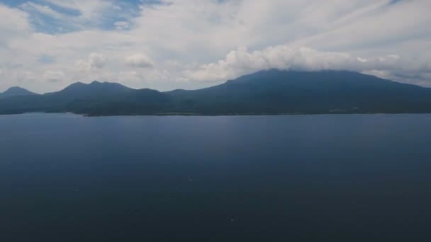 Antenne Bekijk prachtige kustlijn op het tropische eiland. Camiguin island, Filippijnen. — Stockvideo