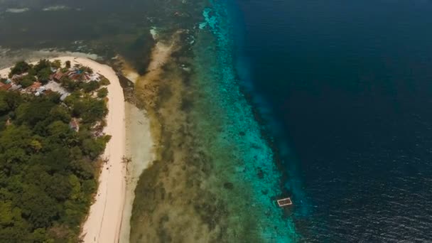 Légifelvételek gyönyörű tengerpart, a trópusi szigeten. Mantigue-sziget Fülöp-szigetek. — Stock videók