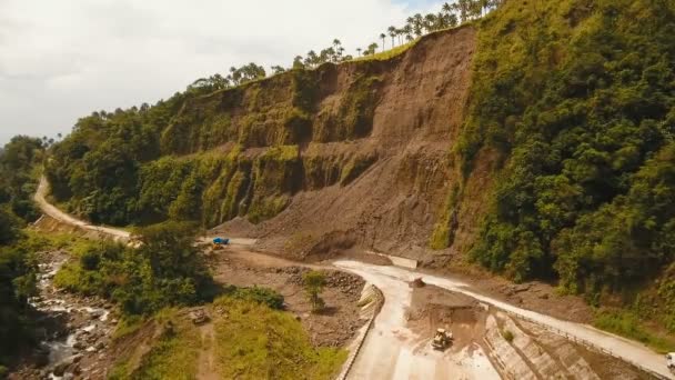 Jordskred på vägen i bergen. Camiguin island Filippinerna. — Stockvideo