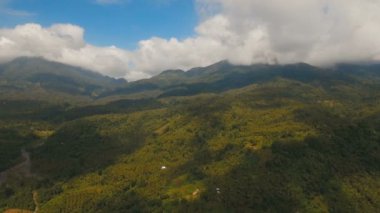 Tropikal orman ile Dağları. Camiguin Adası Filipinler.