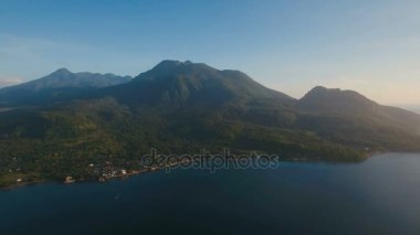 Anteni ile volkanik kum plaj tropikal adada güzel sahil şeridi görüntüleyin. Camiguin Adası Filipinler.