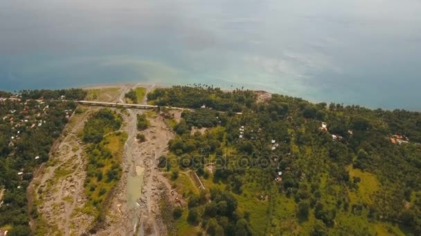 Rio da montanha flui para o mar.. Ilha de Camiguin Filipinas . — Vídeo de Stock