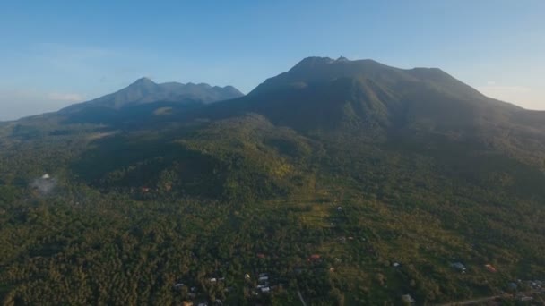 Berge mit tropischem Wald. Kamiguin-Inselphilippinen. — Stockvideo