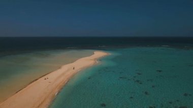 Havadan görünümü güzel plaj tropikal adada. Camiguin Adası Filipinler.
